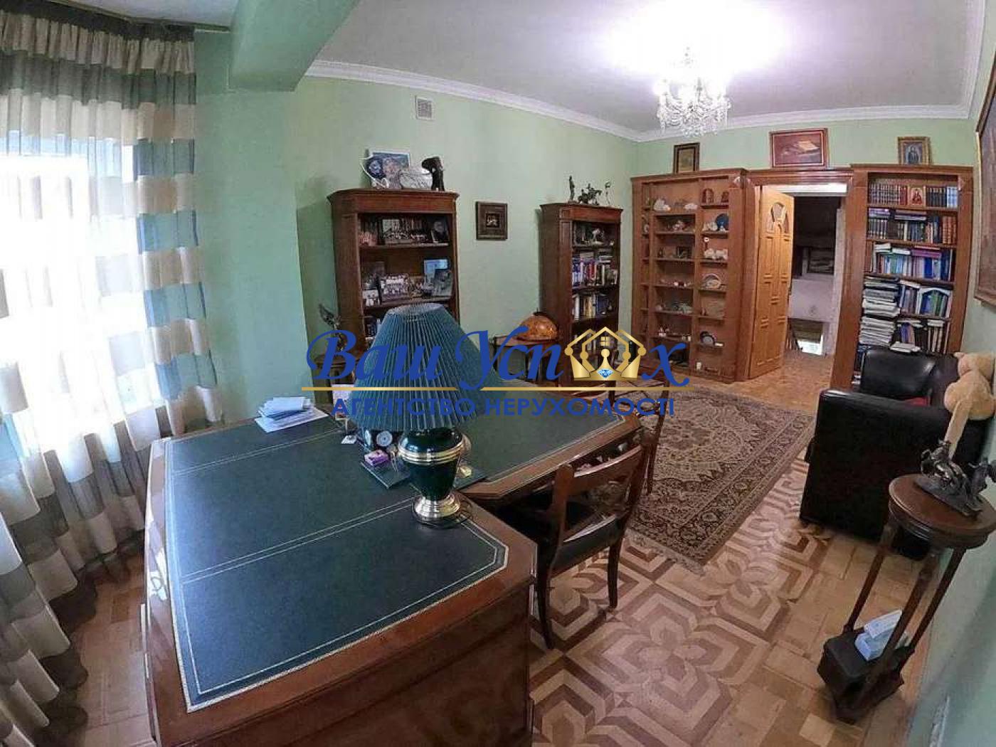 Продаж елітного будинку з власним вихідом до води в селі Козин