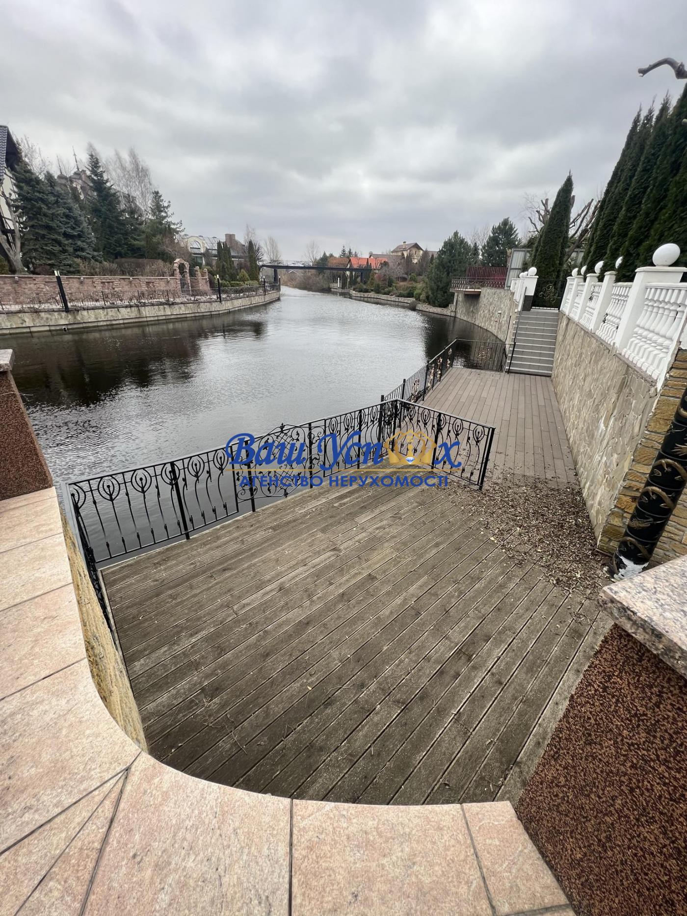 Продажа дома с выходом на реку Днепр в городке коттеджном.