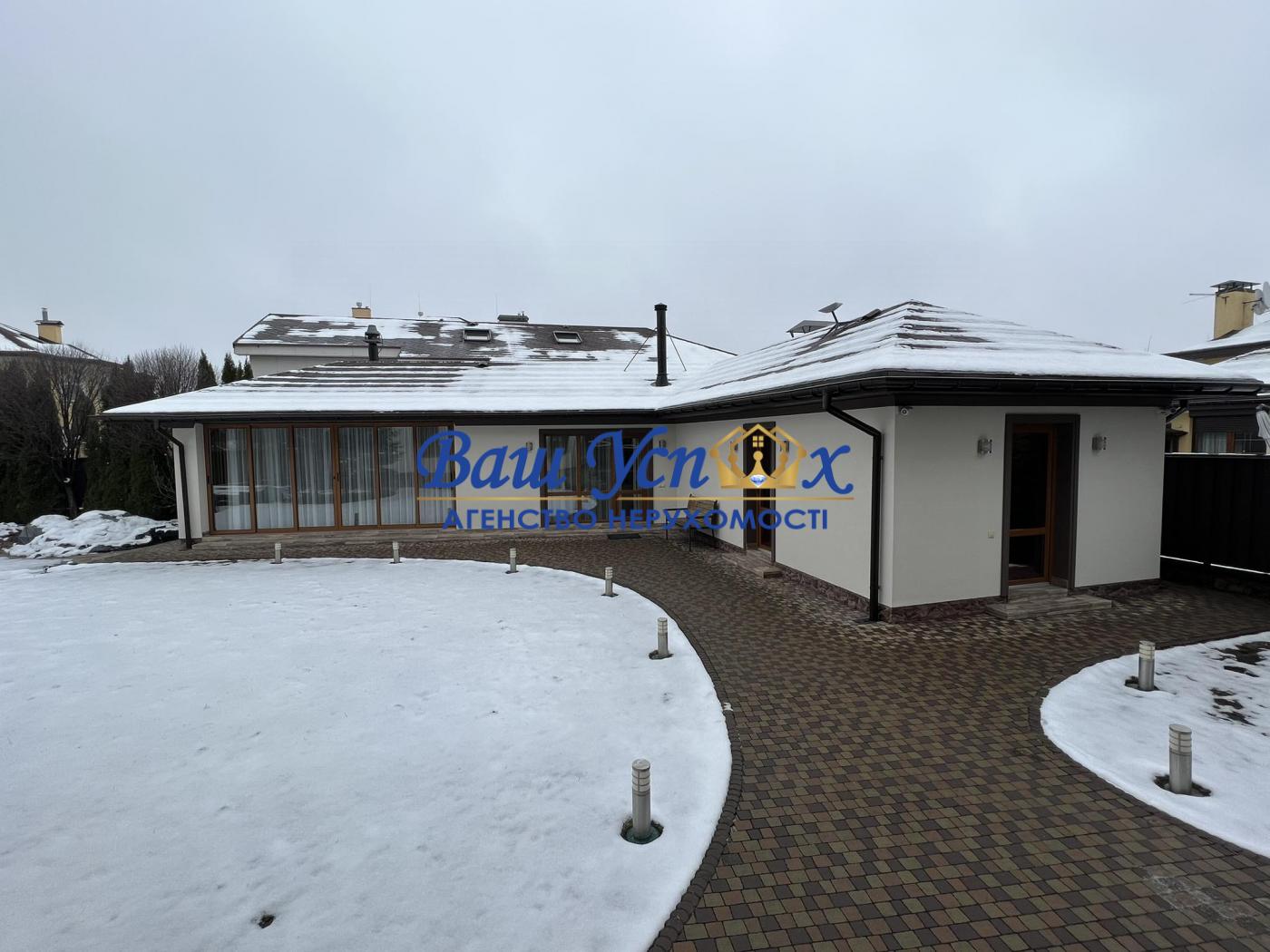 Продажа дома с новым ремонтом в городке . село Козин .