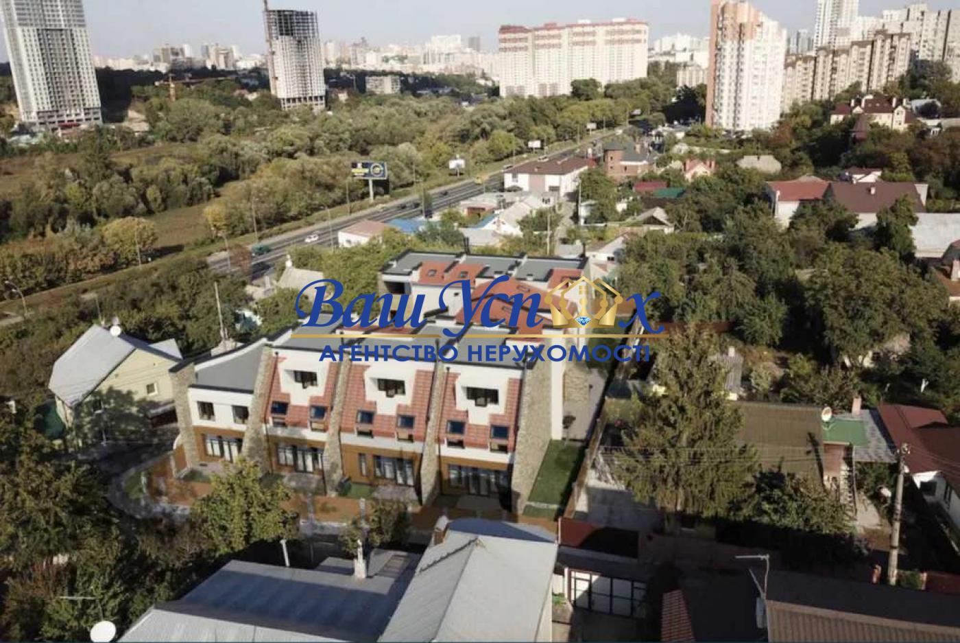 Продаж таунхауса с современным ремонтом.  БЦ Ocean Plaza
