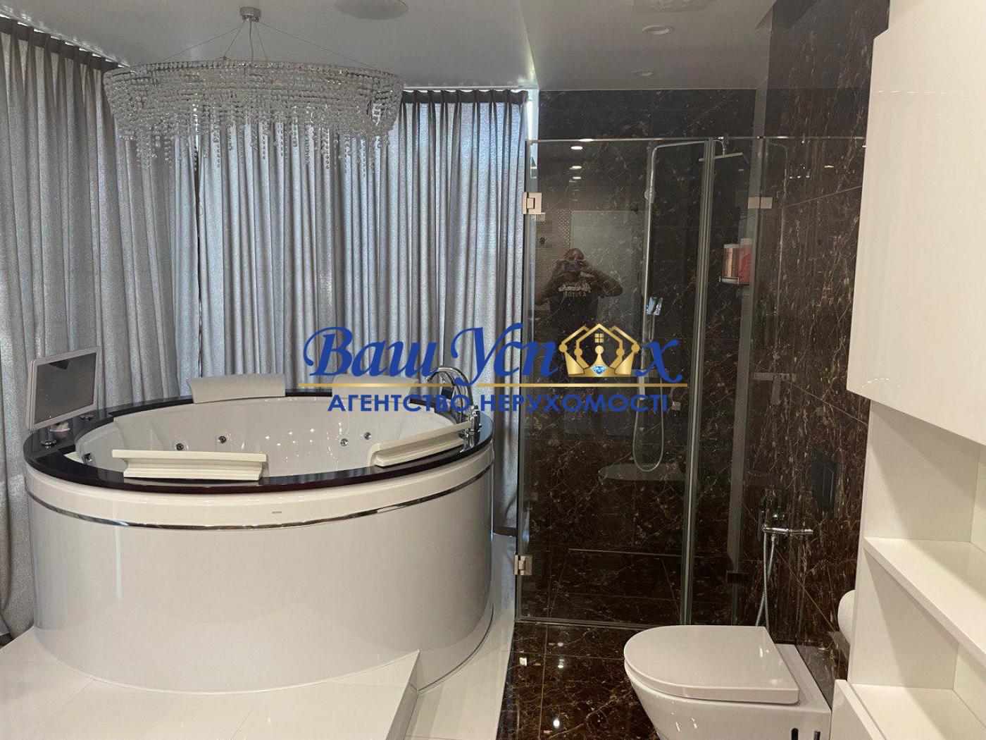 Оренда современного дома с выходом на реку .  КГ Riviera Village