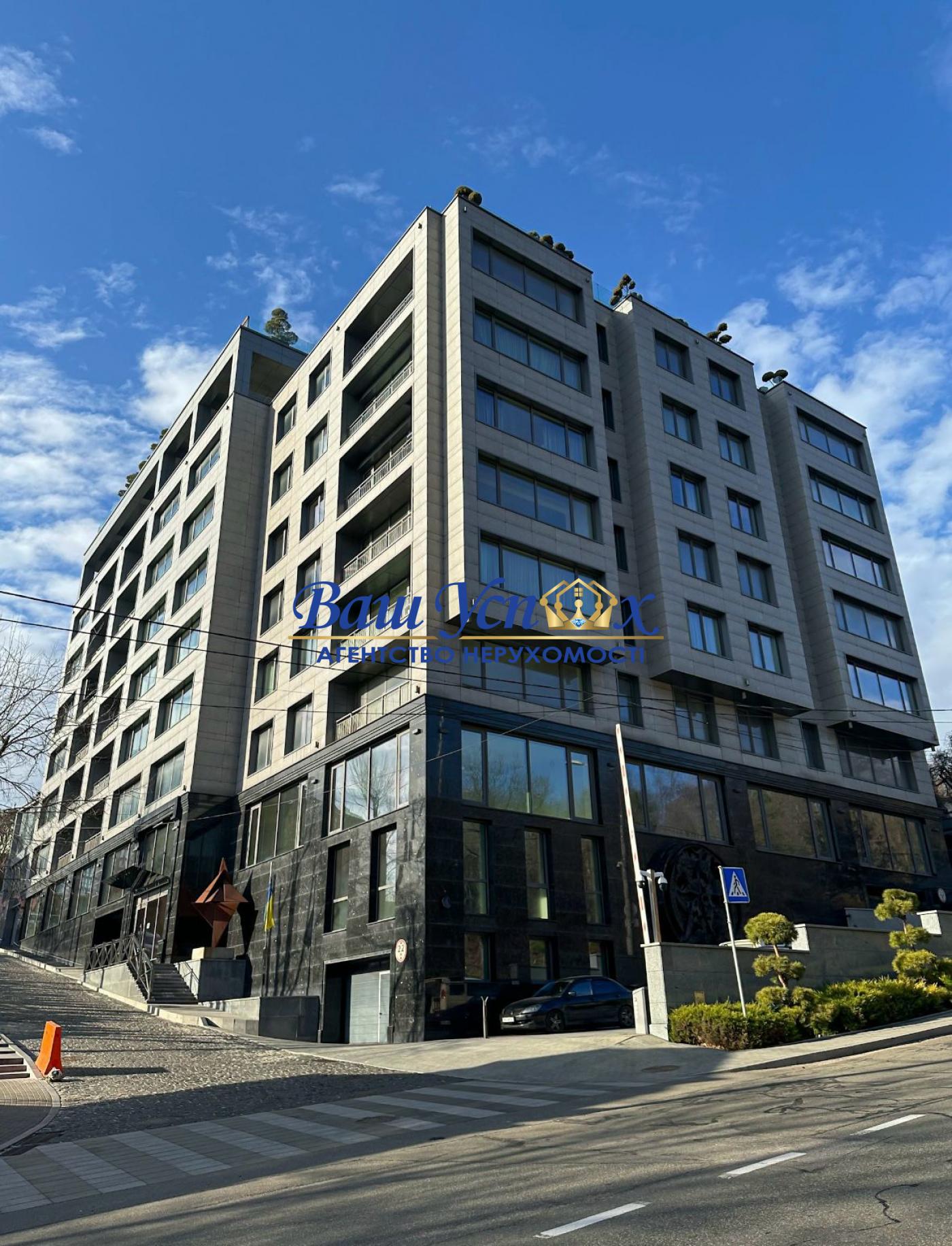 Продажа магазина или офиса в центре Киева . ул Редутная