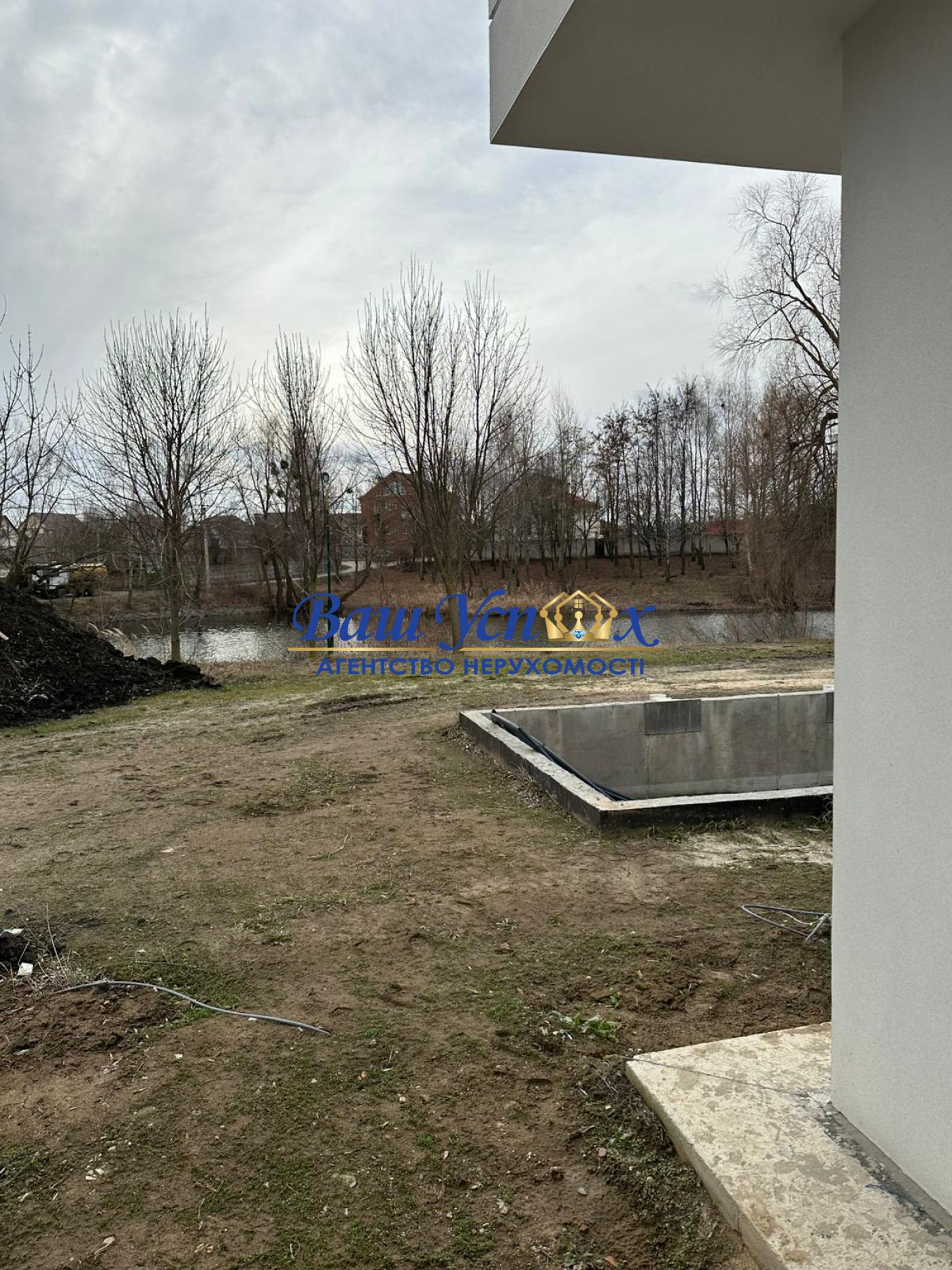 Продажа современного  дома с выходом на озеро. В городке.
