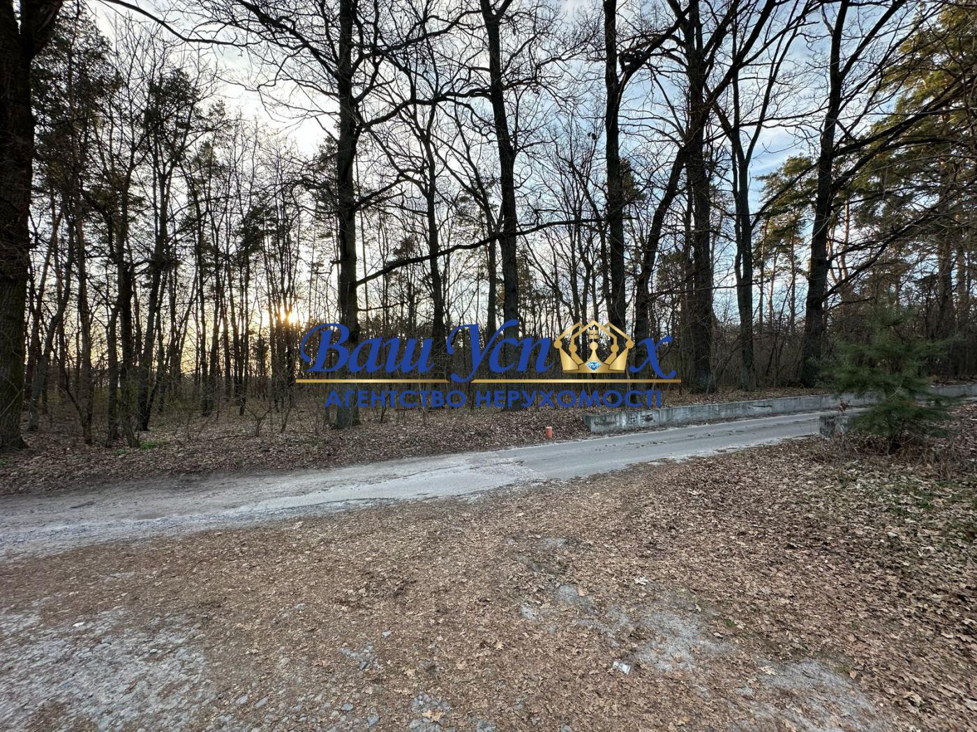 Продажа  участка земли в лесу в городке. село Круглик.