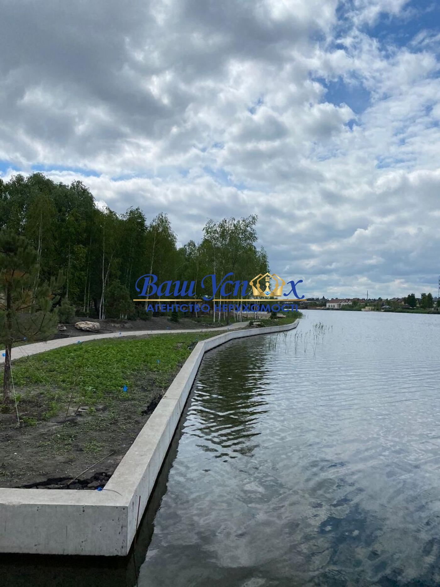 Продаж будинка з выходом на реку . село Козин  в городке .
