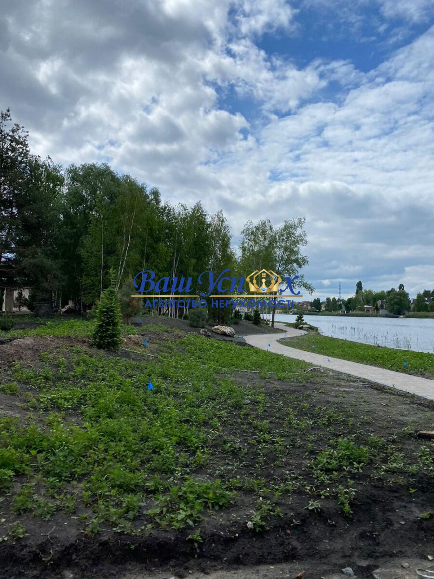 Продаж будинка з выходом на реку . село Козин  в городке .