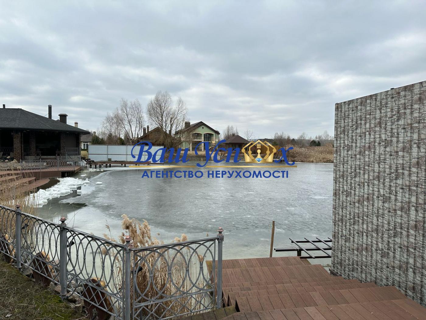 Продажа дома с выходом на озеро .село Безрадичи. Обуховскиий  .