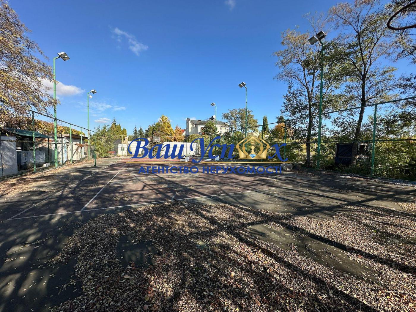Продаж ділянки з виходом на річку Дніпро.  У місті на Дамбі.
