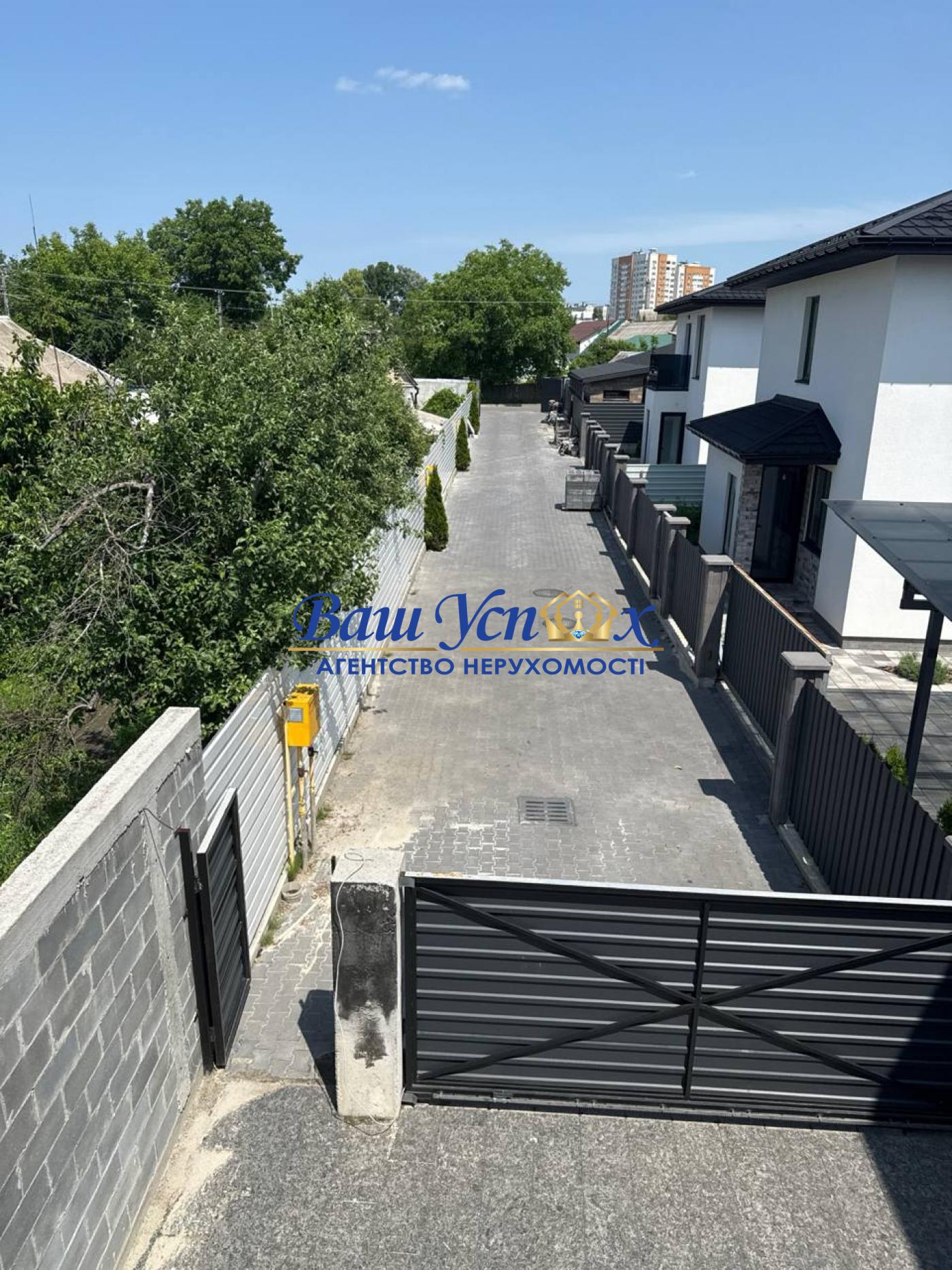 Продаж будинку с басейном Крюківщина, в городке. ТЦ 7 Небо .