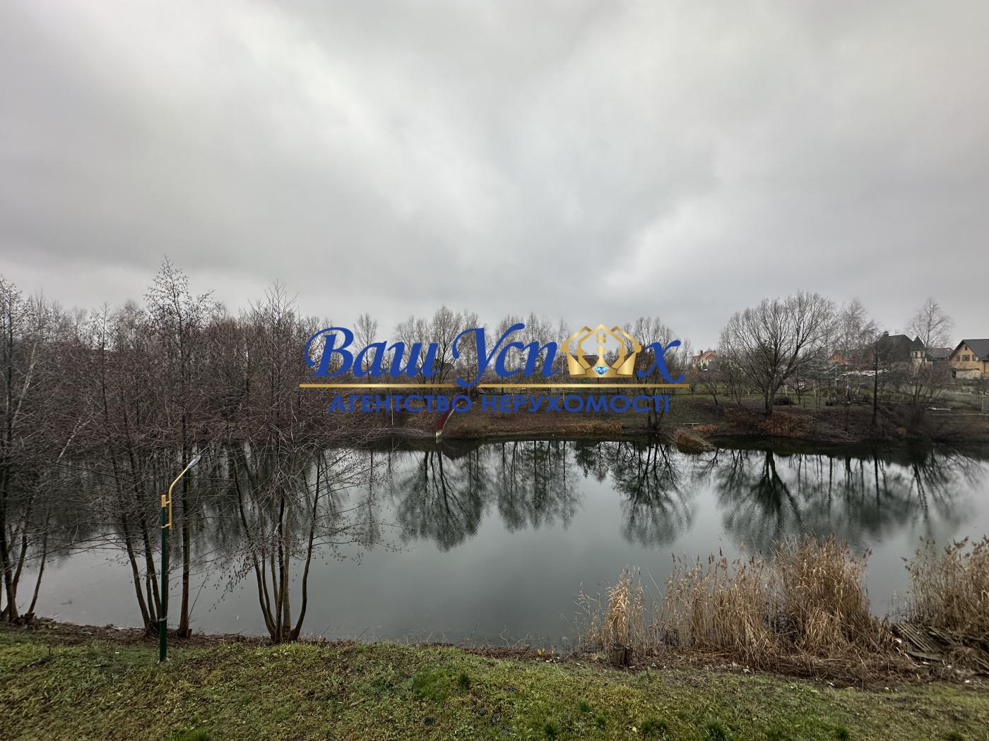 Продаж будинку з виходом на озеро у місті. село Крушинка.