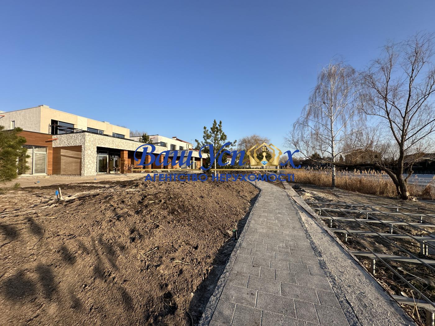 Продажа нового дома в селе Конча-Заспа  с выходом на реку.