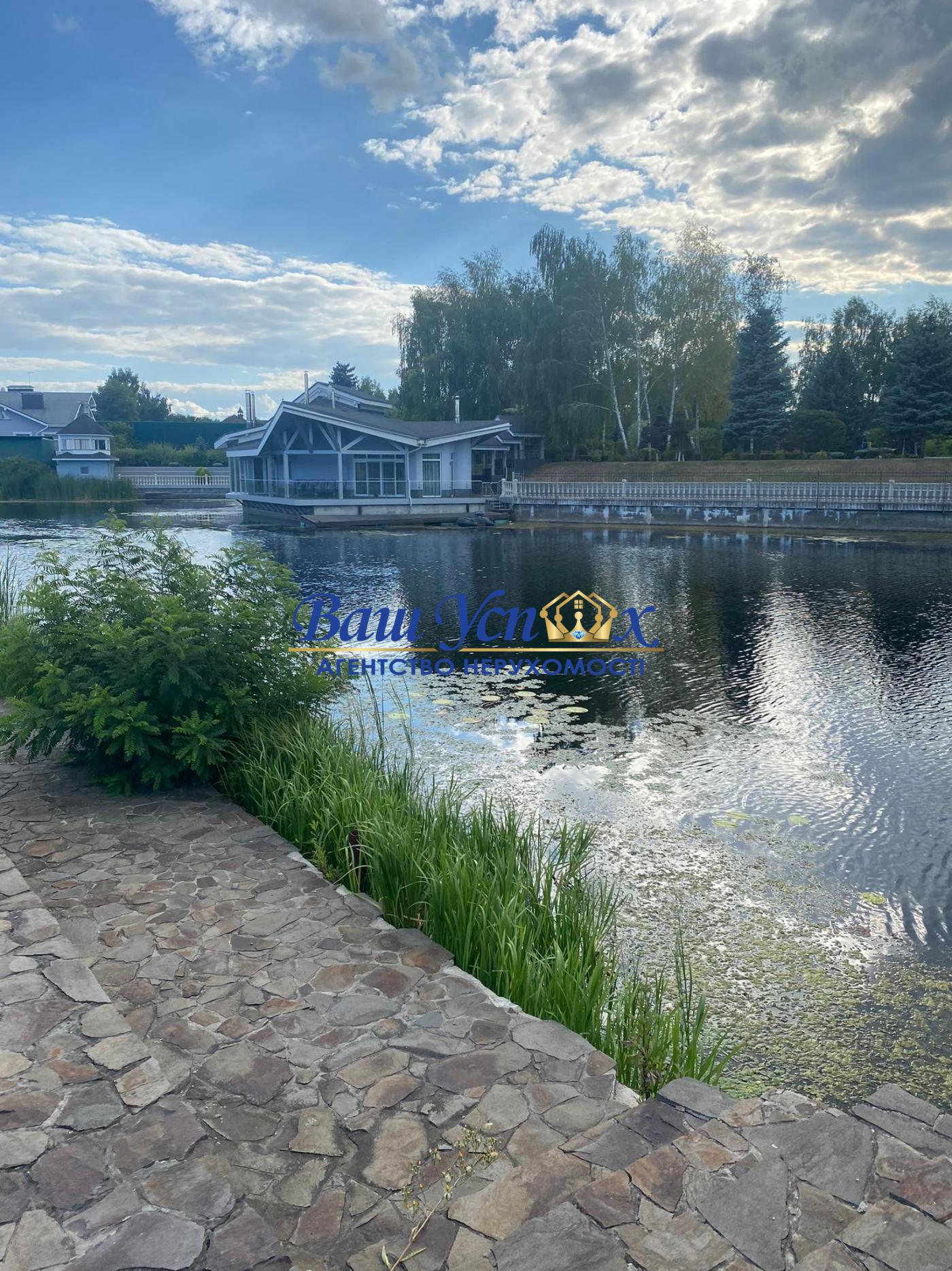 Аренда дома в городке  с выходом на реку. район Конча-Заспа.