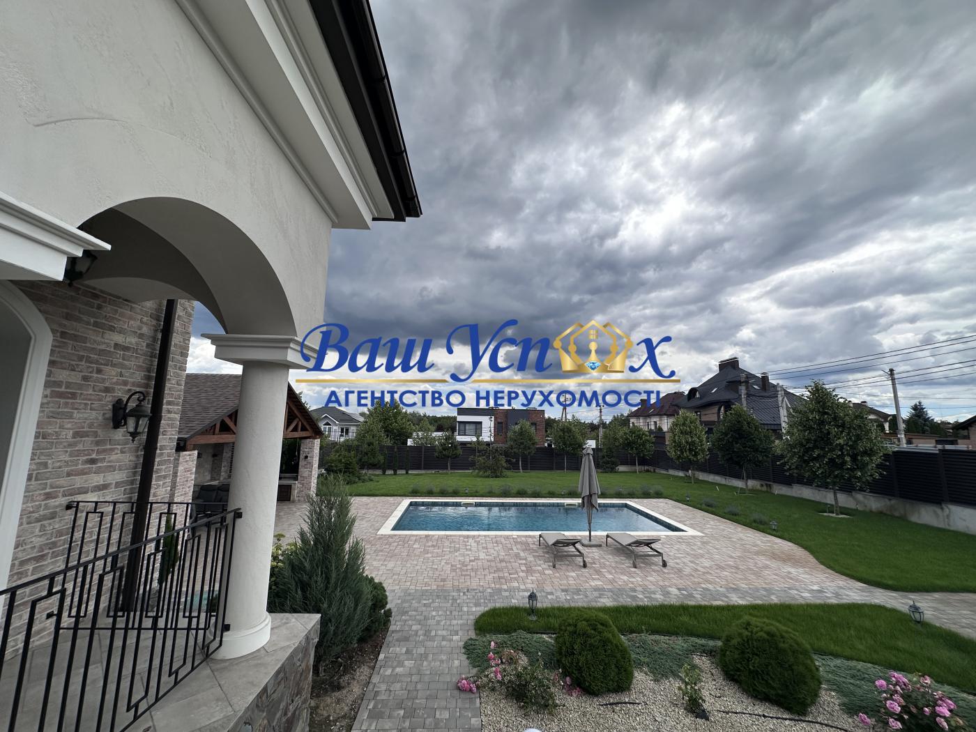 Продаж  розкішного будинока з ремонтом   у селi  Лісники.