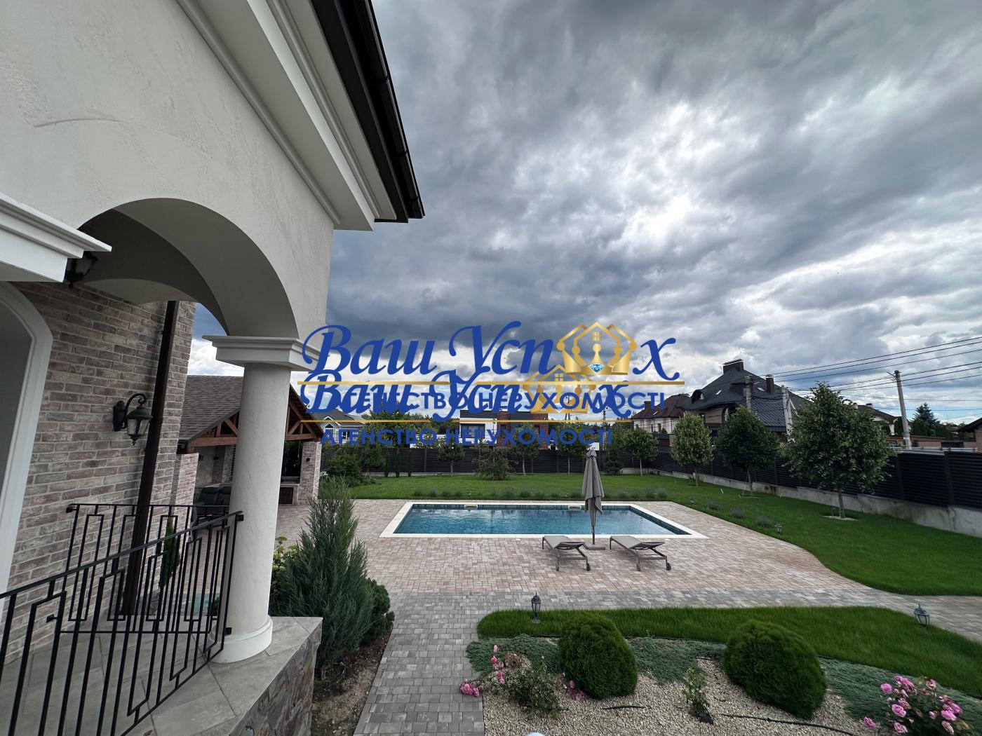 Розкішний будинок  з  басейном  у Лісниках, район Стежки.