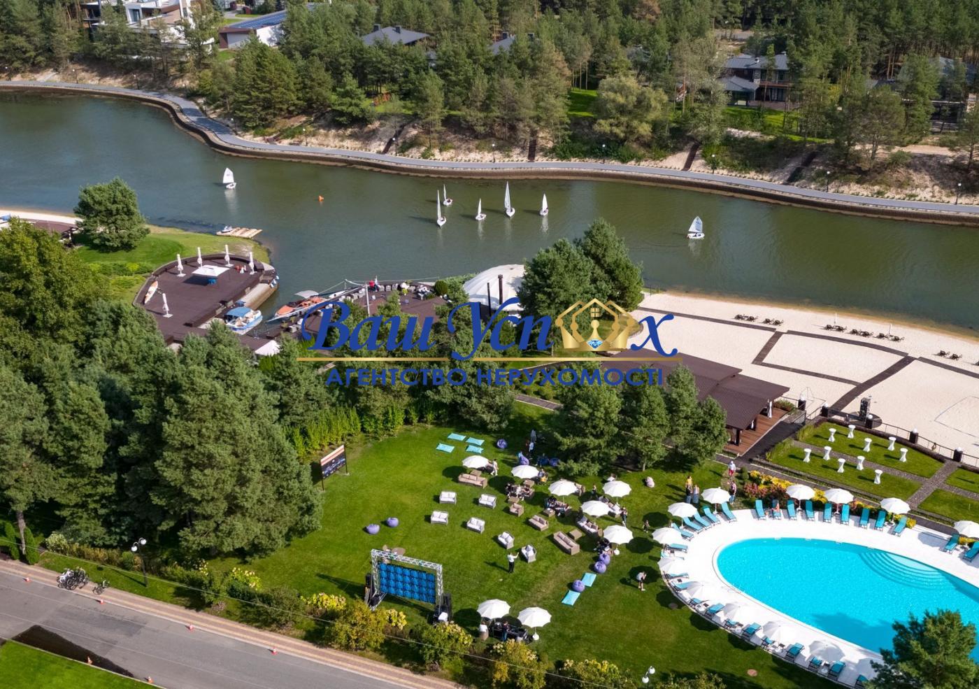 Продаж будинку з ремонтом біля води в лісі. КГ Riviera Village