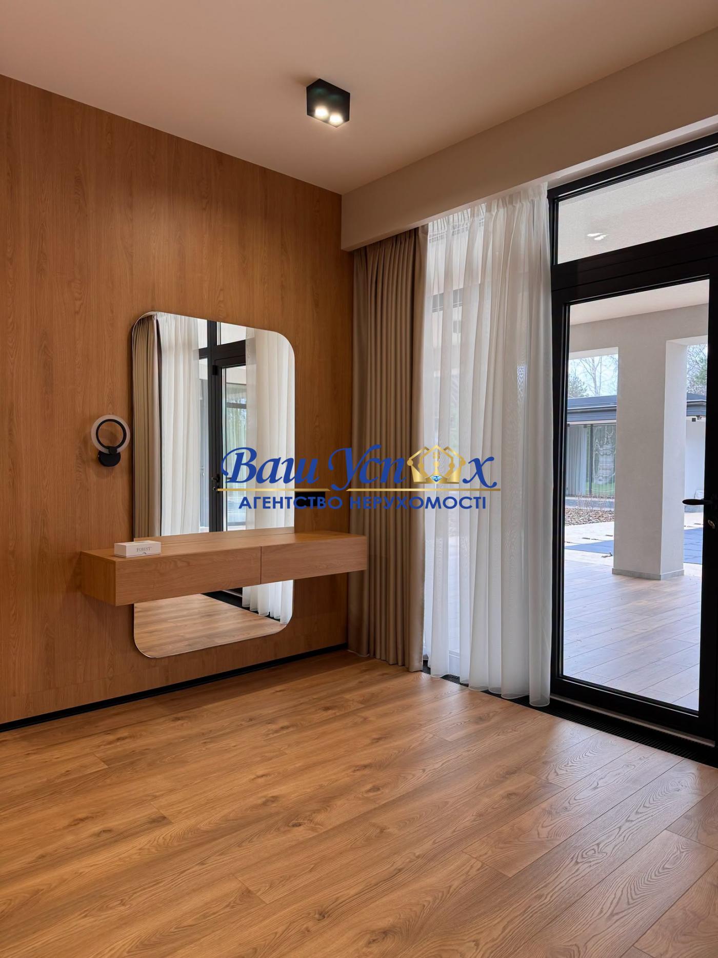 Продажа дома с ремонтом у воды в Riviera Village, Вышгород